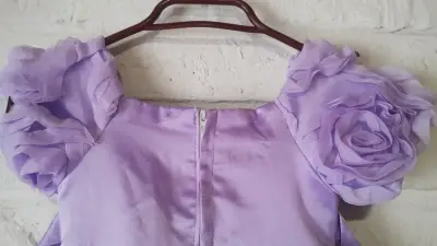 Vestido de niña lila con lentejuelas - miniatura 4