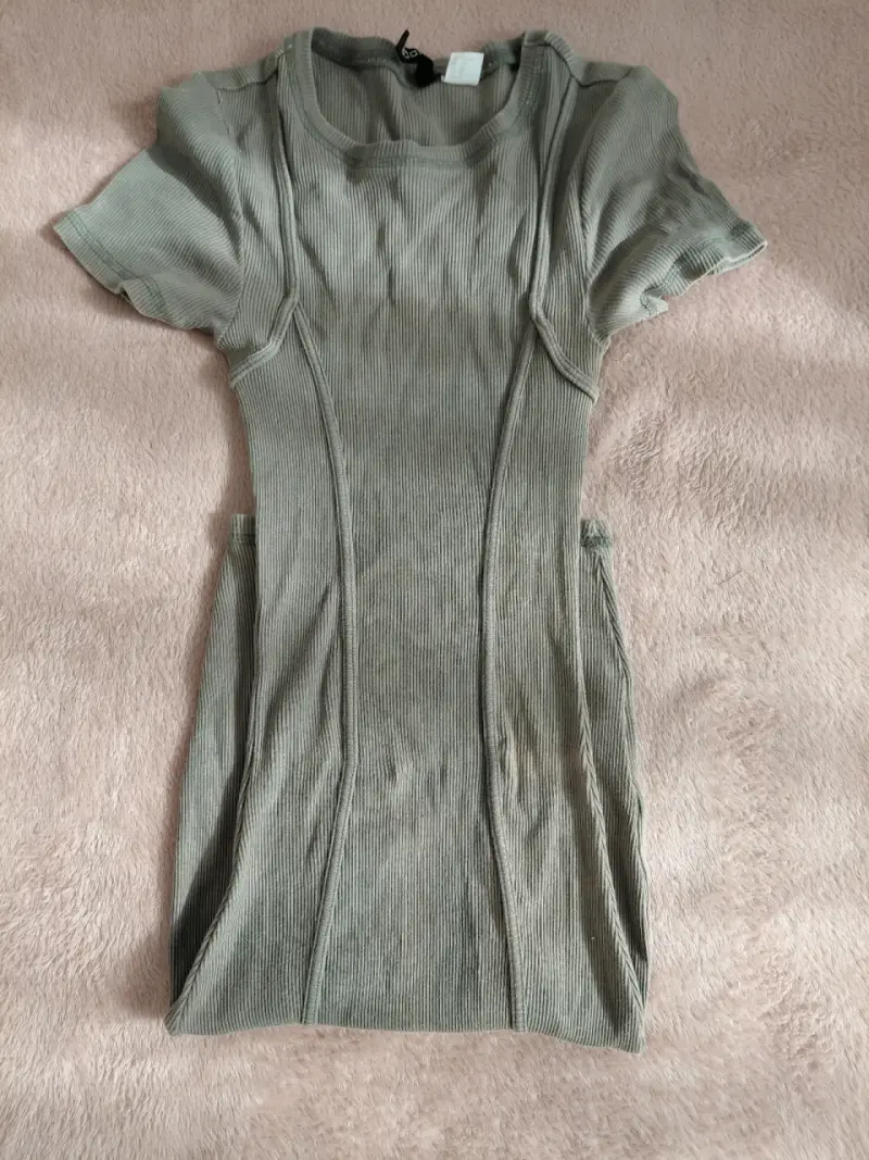 Vestido ajustado verde oliva de canalé