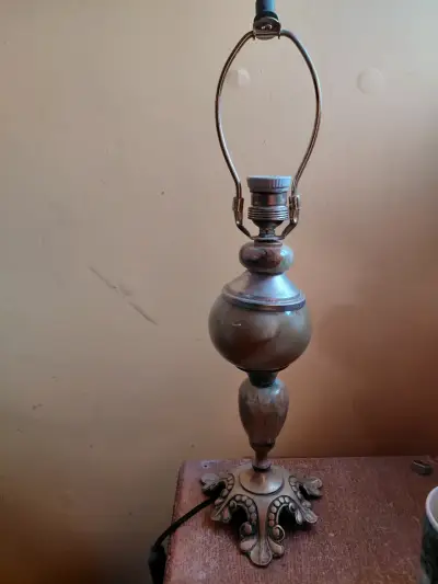 Lámpara de mesa vintage de bronce y mármol - miniatura 1