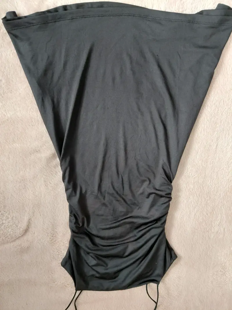 Vestido negro ajustado sin tirantes