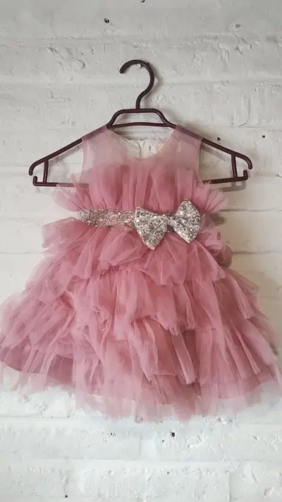 Vestido de niña rosa con lazo brillante - miniatura 1