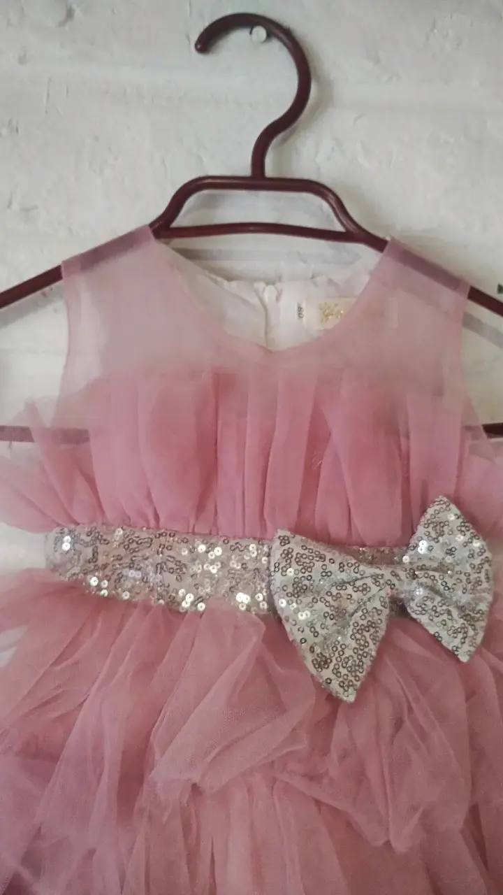 Vestido de niña rosa con lazo brillante - 2
