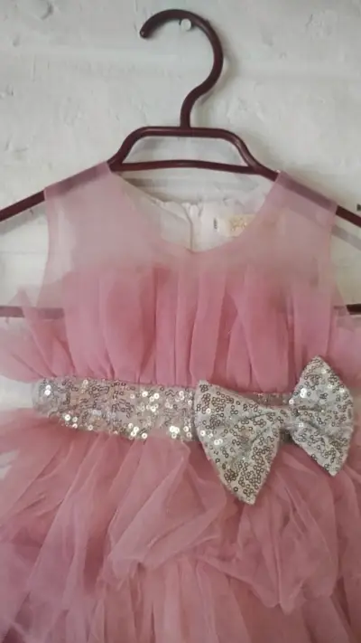 Vestido de niña rosa con lazo brillante - miniatura 2
