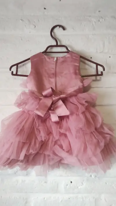 Vestido de niña rosa con lazo brillante - miniatura 3