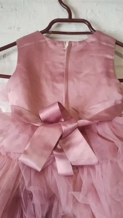 Vestido de niña rosa con lazo brillante - miniatura 4