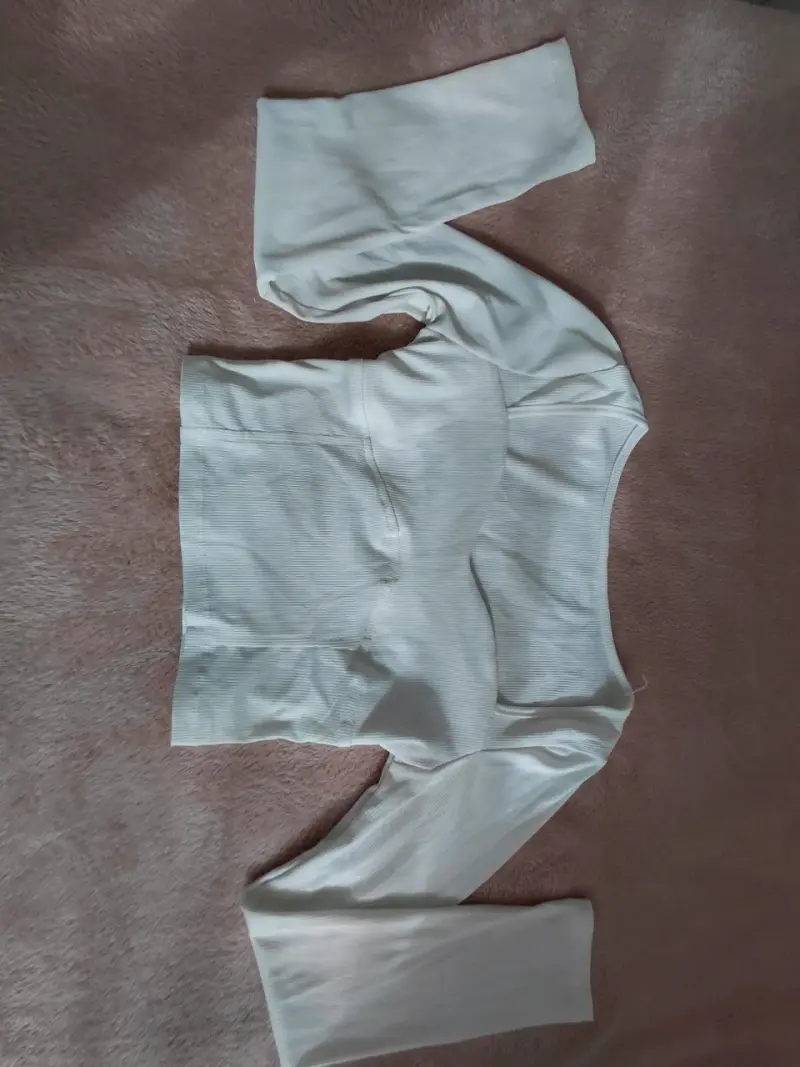 Polera blanca de manga larga ajustada