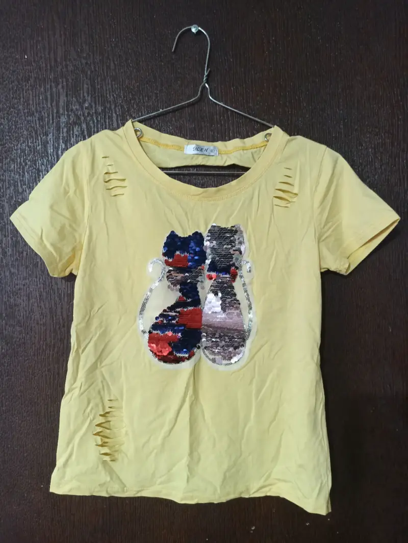 Polera amarilla con lentejuelas de gato - 1
