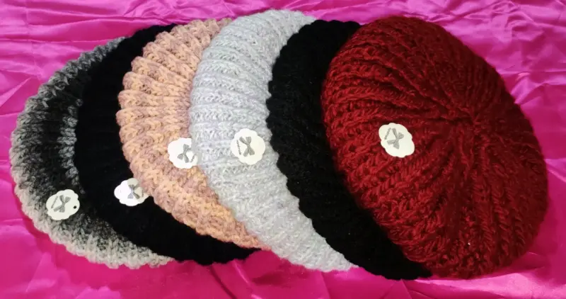 Set de gorros tejidos de lana en varios colores - 1