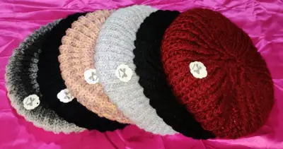 Set de gorros tejidos de lana en varios colores - miniatura 1