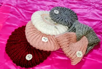 Set de gorros tejidos de lana en varios colores - miniatura 2