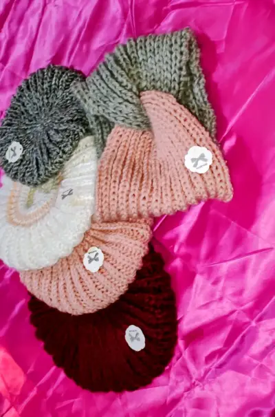 Set de gorros tejidos de lana en varios colores - miniatura 3