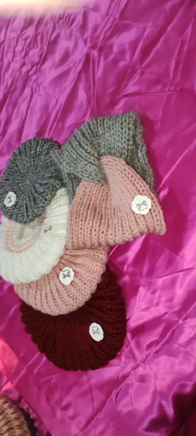 Set de gorros tejidos de lana en varios colores - miniatura 5