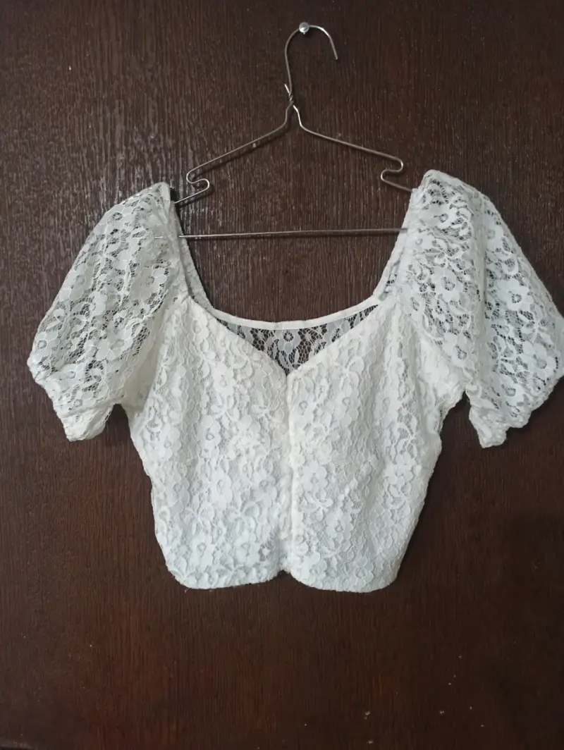 Blusa corta de encaje blanco