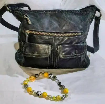 Bolso de cuero negro con bolsillos frontales - miniatura 1