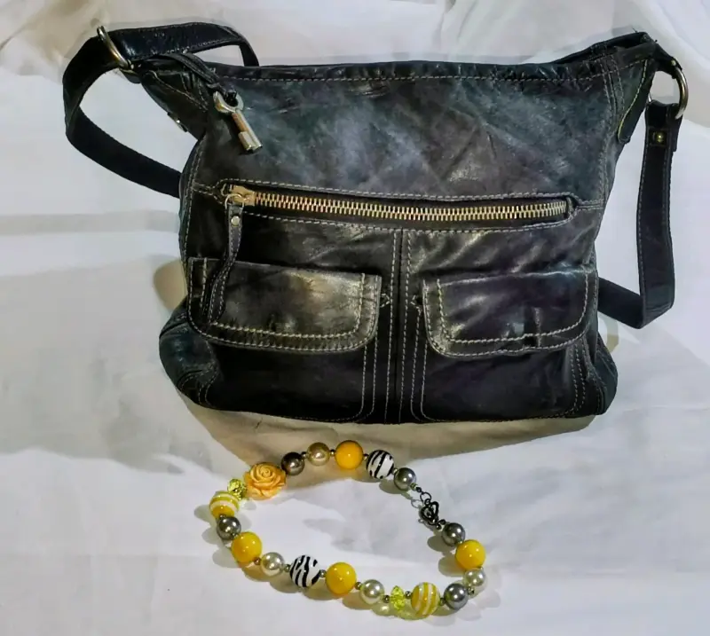 Bolso de cuero negro con bolsillos frontales - 2