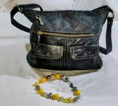 Bolso de cuero negro con bolsillos frontales - miniatura 2