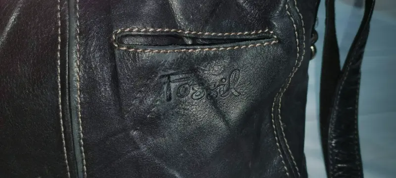 Bolso de cuero negro con bolsillos frontales - 3