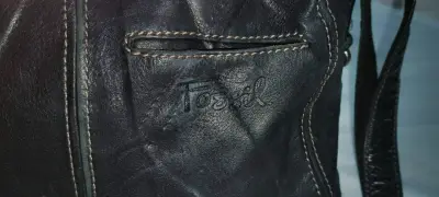 Bolso de cuero negro con bolsillos frontales - miniatura 3