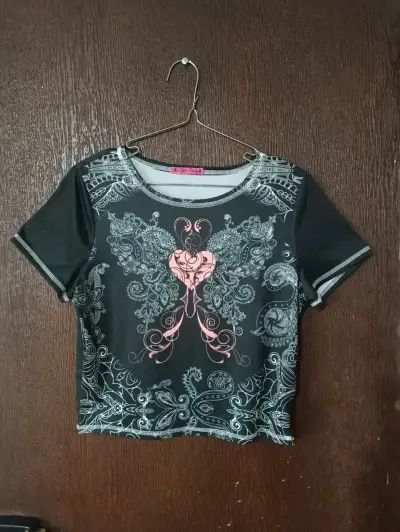 Polera negra con diseño gráfico y detalles rosados - miniatura 1