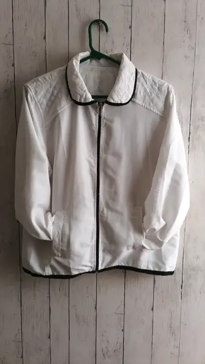 Corta vientoblanca con ribete negro para mujer - miniatura 1