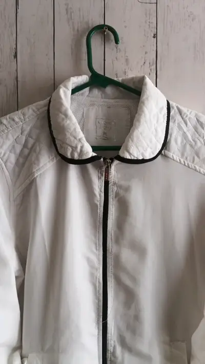 Corta vientoblanca con ribete negro para mujer - miniatura 2