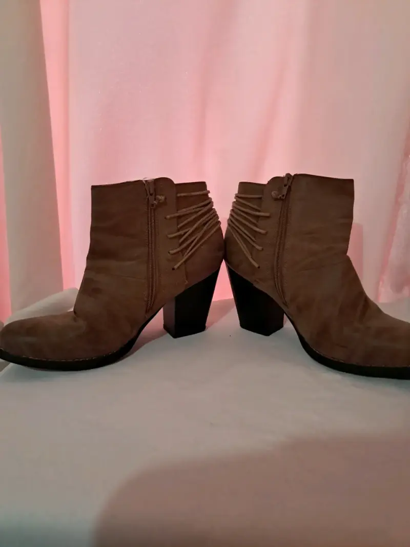 Botines de gamuza marrón con tacón grueso - 1