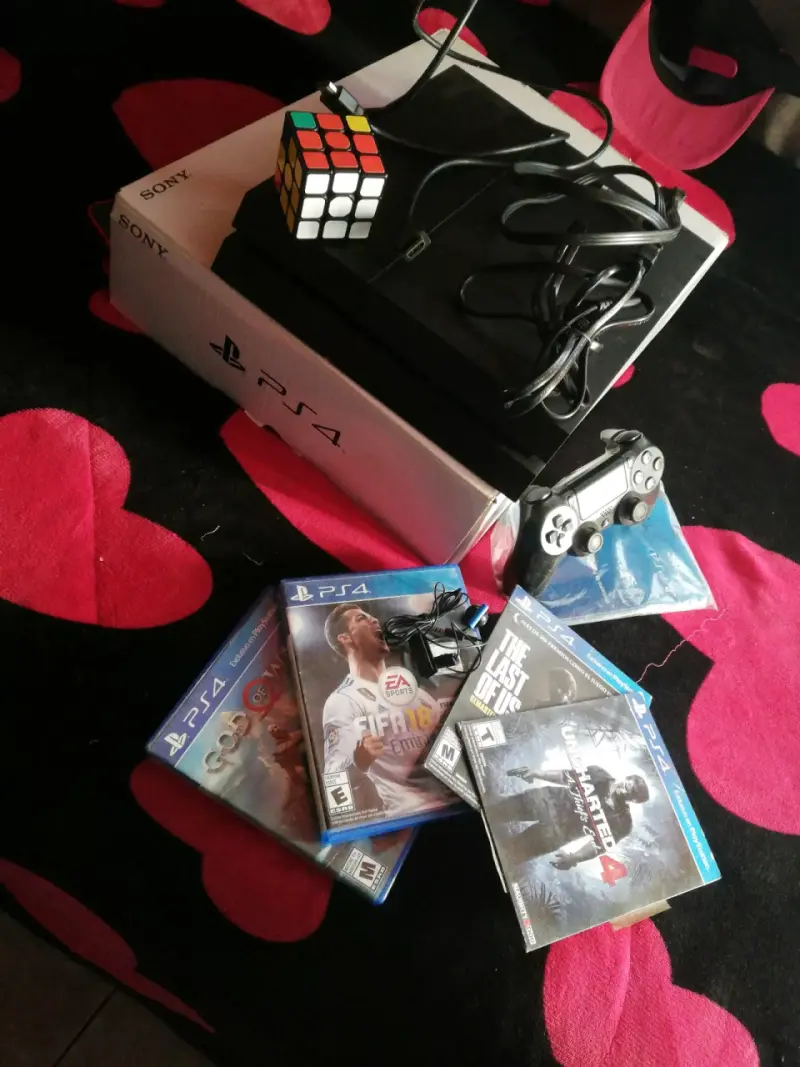 Consola PS4 con juegos y accesorios - 1