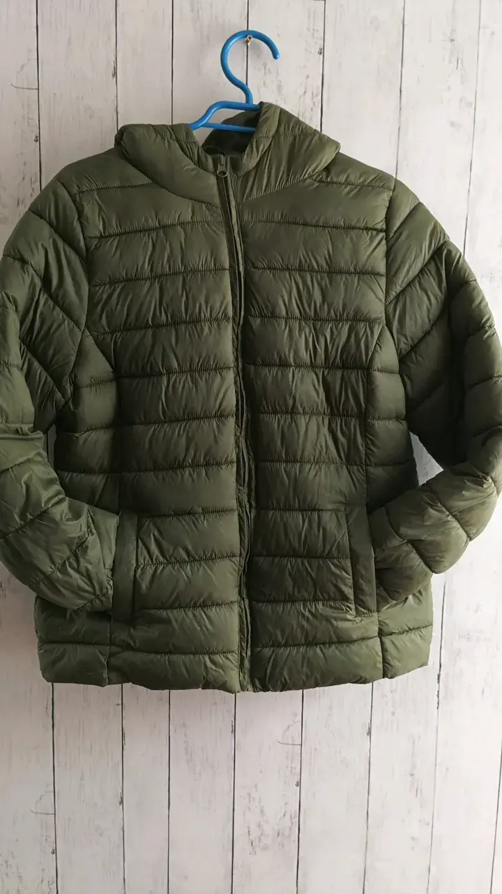 Chaqueta acolchada verde con capucha - 1