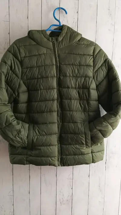 Chaqueta acolchada verde con capucha - miniatura 1
