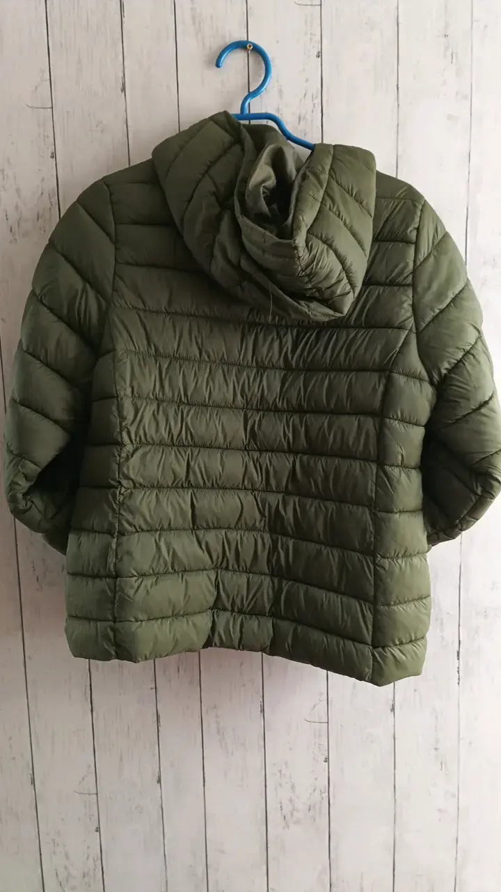 Chaqueta acolchada verde con capucha - 3