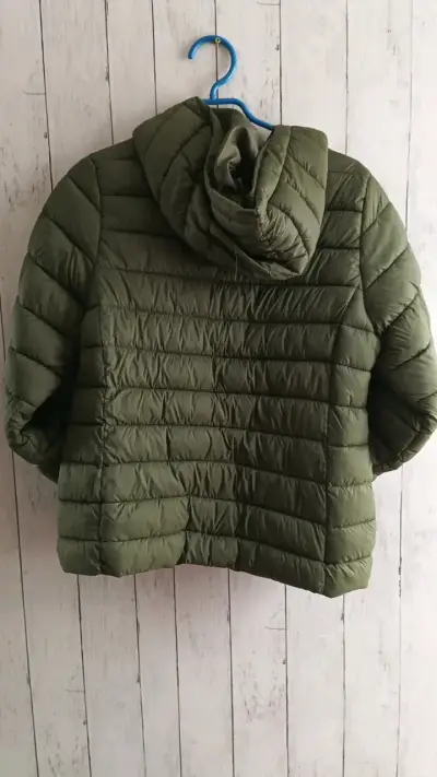 Chaqueta acolchada verde con capucha - miniatura 3