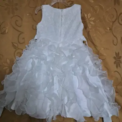 Vestido de fiesta blanco para niña con volantes - miniatura 4