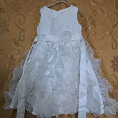 Vestido de fiesta blanco para niña con volantes - miniatura 6