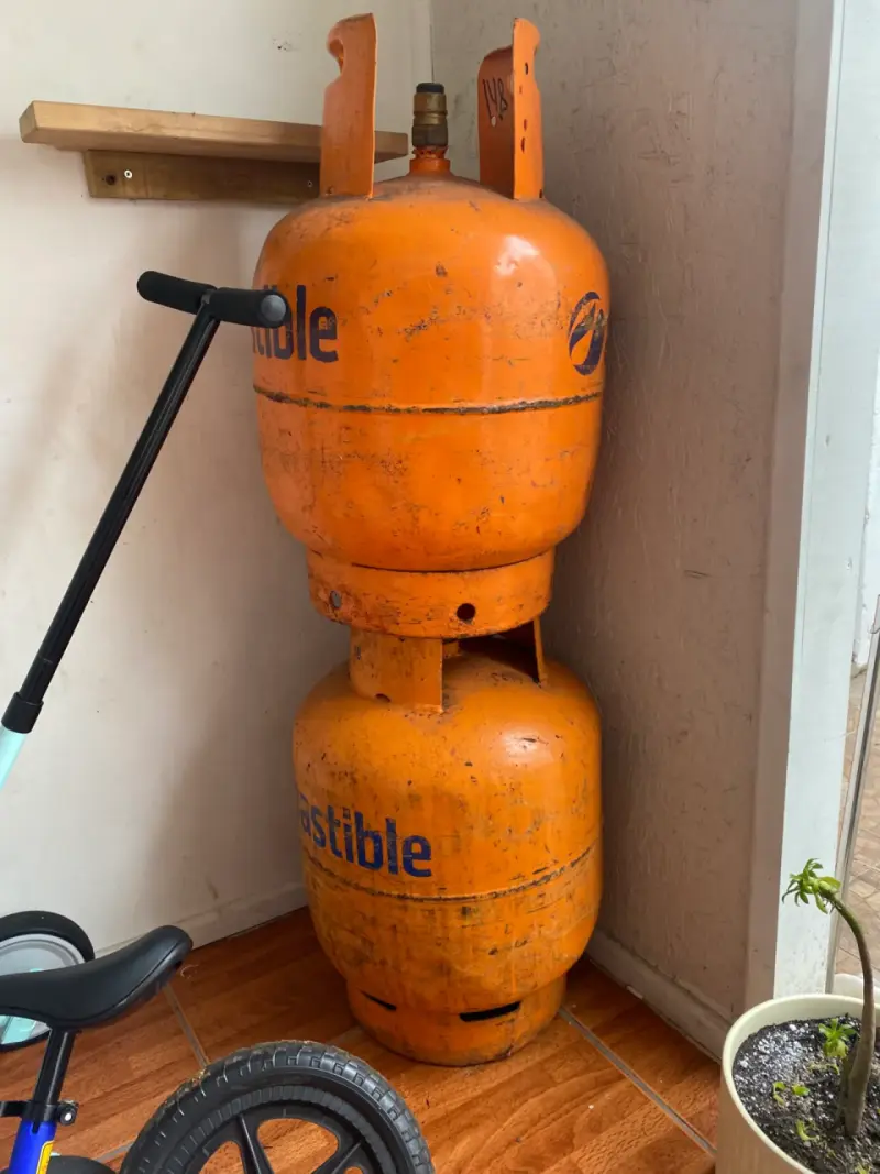 Cilindro de gas licuado naranja usado