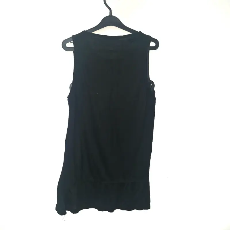 Polera negra con diseño de tachuelas talla M - 3