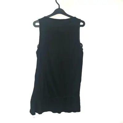 Polera negra con diseño de tachuelas talla M - miniatura 3
