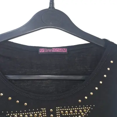 Polera negra con diseño de tachuelas talla M - miniatura 4