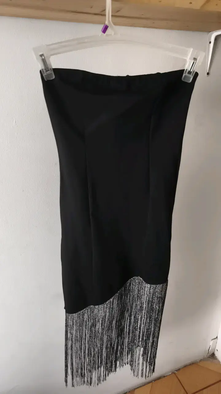 Vestido negra con flecos brillantes - 1