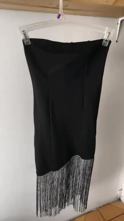 Vestido negra con flecos brillantes - miniatura 1