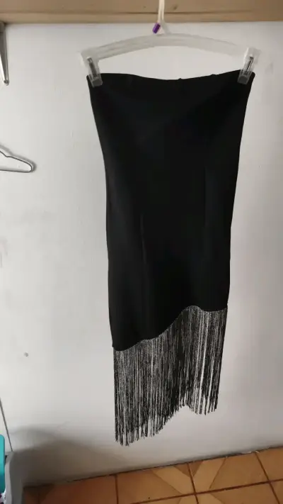 Vestido negra con flecos brillantes - miniatura 2