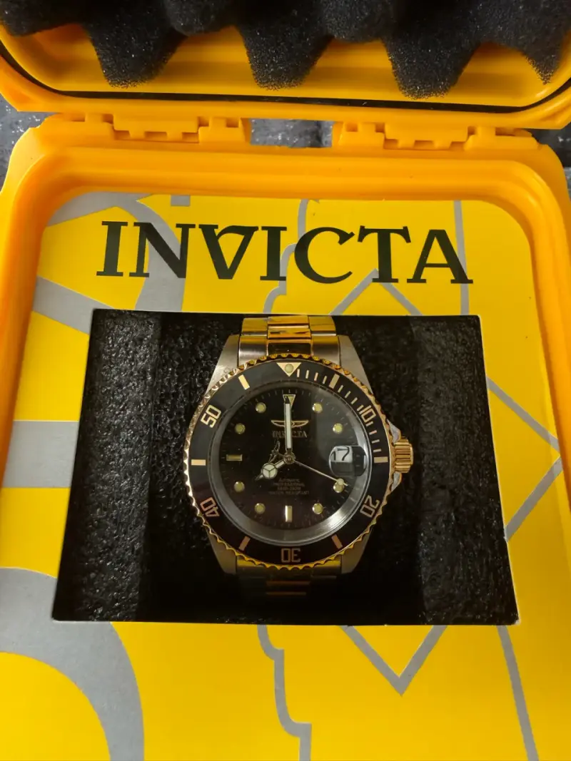 Reloj Invicta automático dorado y negro - 1