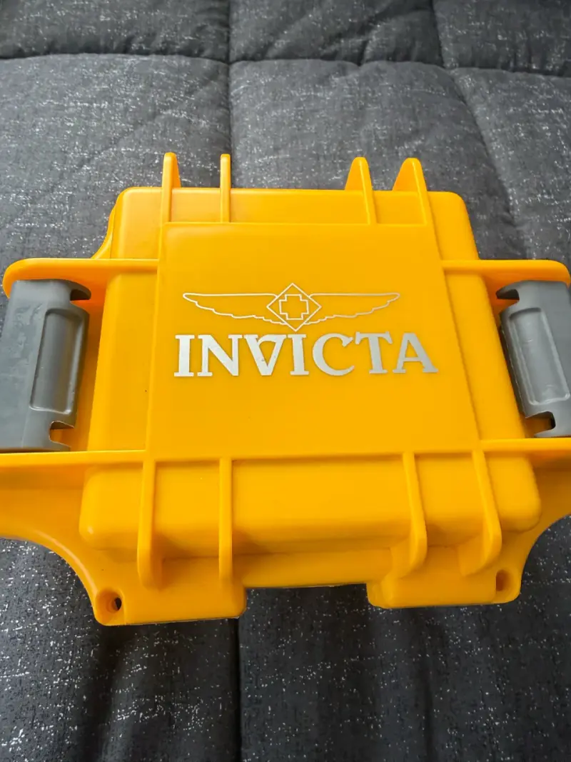 Reloj Invicta automático dorado y negro - 2