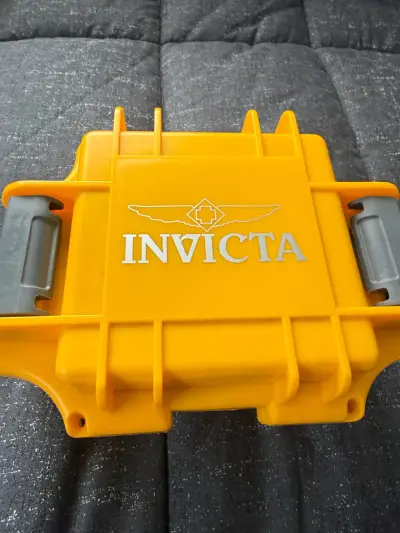 Reloj Invicta automático dorado y negro - miniatura 2