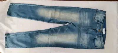 Jeans azul claro desgastado para mujer - miniatura 1