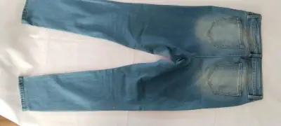 Jeans azul claro desgastado para mujer - miniatura 2