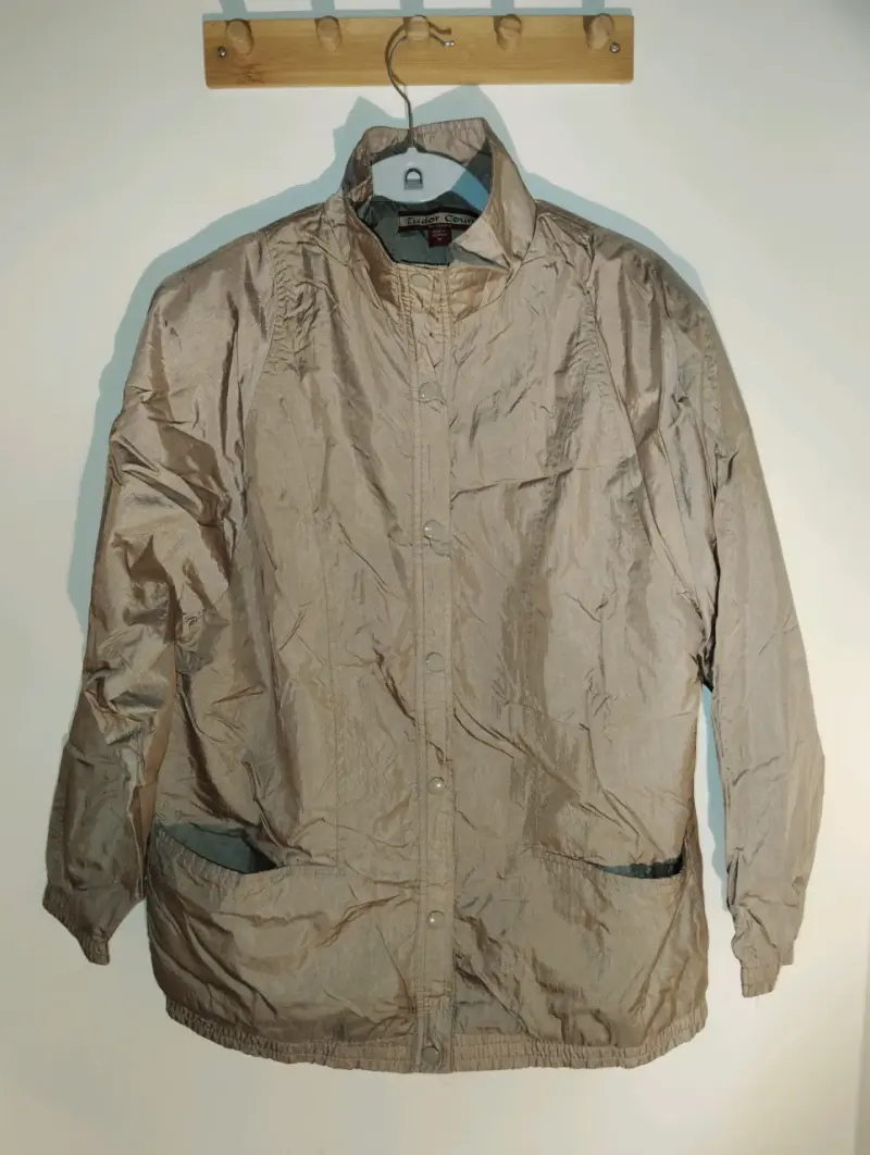 Chaqueta Tudor Court beige impermeable