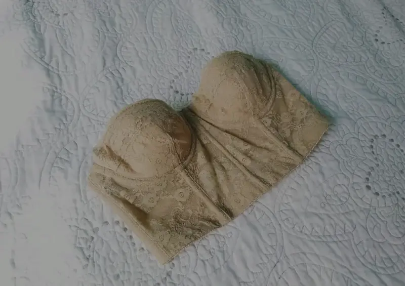 Bralette strapless de encaje beige - 1