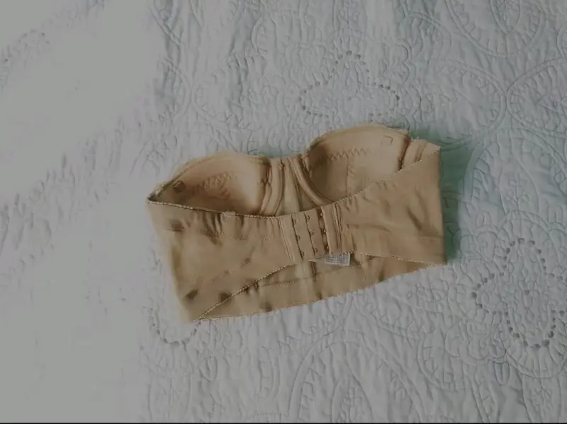 Bralette strapless de encaje beige - 2