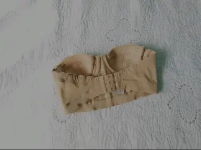 Bralette strapless de encaje beige - miniatura 2