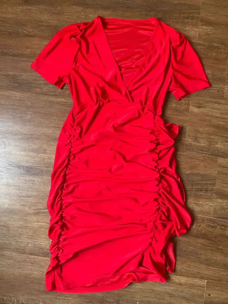 Vestido rojo ajustado con fruncidos